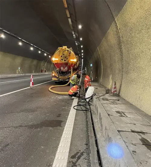 百色隧道排水渠清淤